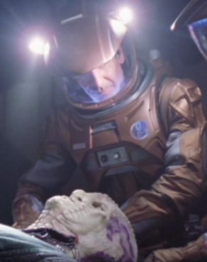 292px-Archer_with_an_alien_corpse 292px-Archer_with_an_alien_corpse
